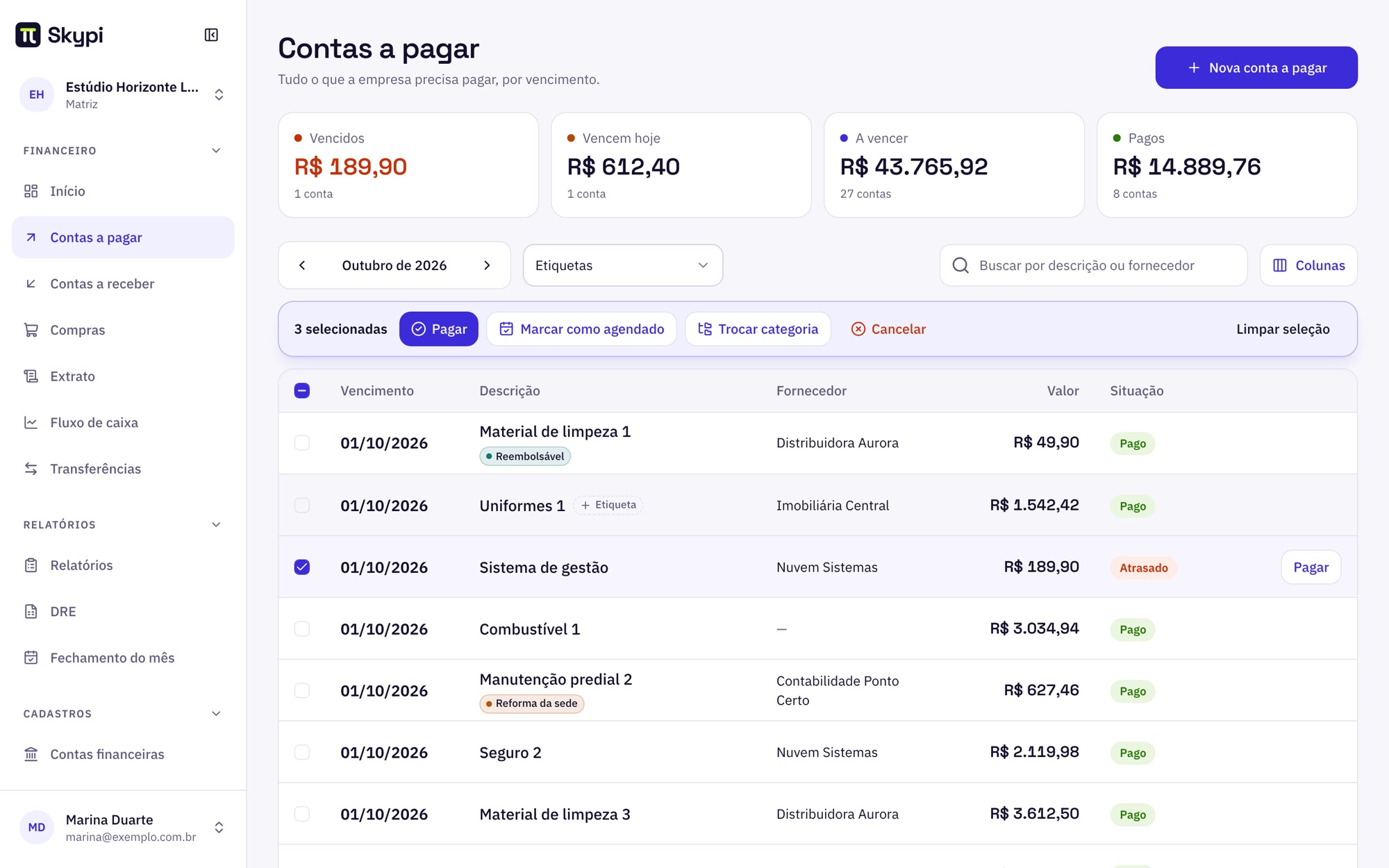 Contas a pagar com três contas selecionadas e as ações Pagar, Marcar como agendado, Trocar categoria e Cancelar